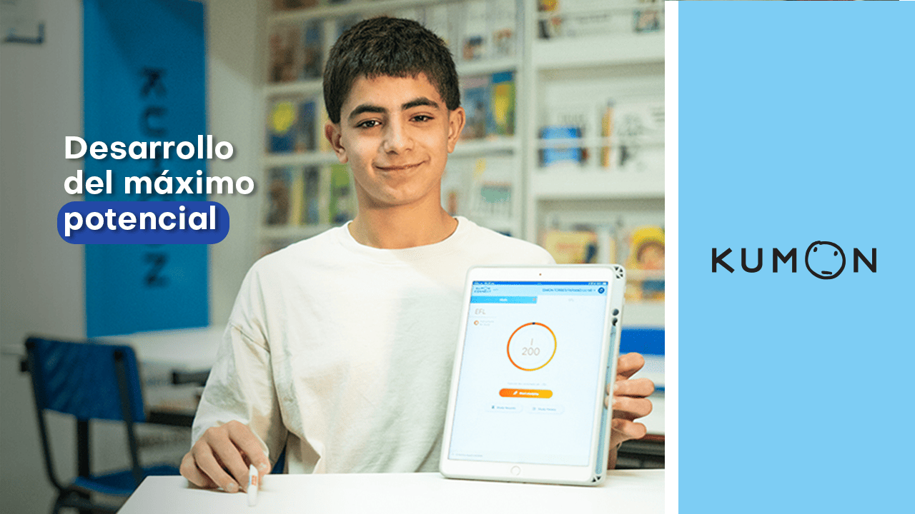 Alumno sentado, sosteniendo una tablet y mostrando su resultado