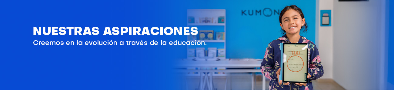 Una estudiante en un centro Kumon sosteniendo la tablet y mostrando el resultado 100 que recibió tras finalizar la tarea