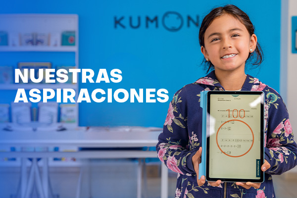 Una estudiante en un centro Kumon sosteniendo la tablet y mostrando el resultado 100 que recibió tras finalizar la tarea-Bolivia
