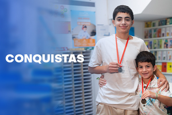 Estudiantes Kumon en um centro segurando la medalla como parte de la premiacion por sus exito em el metodo Kumon