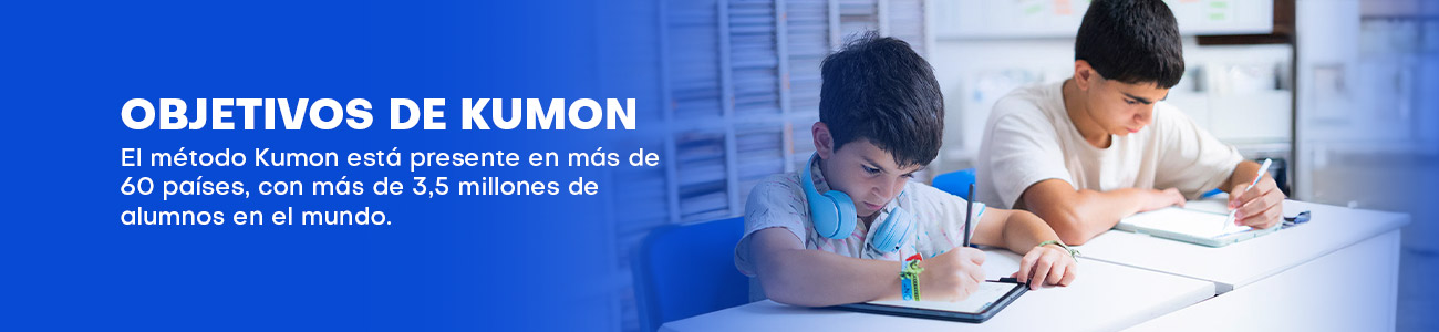 Dos alumnos haciendo la tarea usando una tablet en el centro Kumon