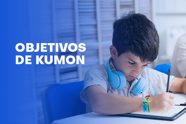 Dos alumnos haciendo la tarea usando una tablet en el centro Kumon