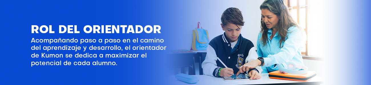 Orientador de pie y un alumno haciendo la tarea en la tablet mientras recibe orientación