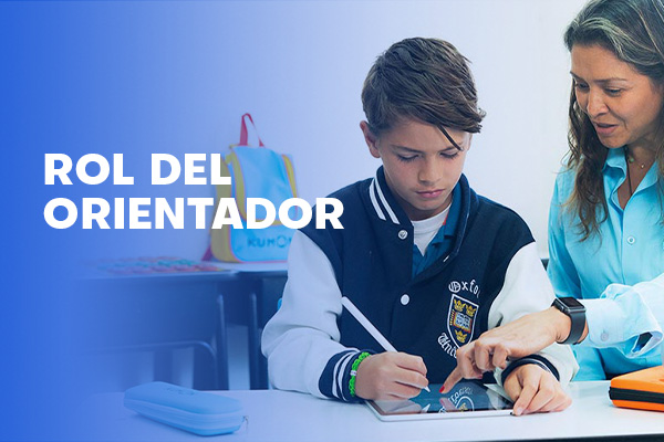 Orientador de pie y un alumno haciendo la tarea en la tablet mientras recibe orientación